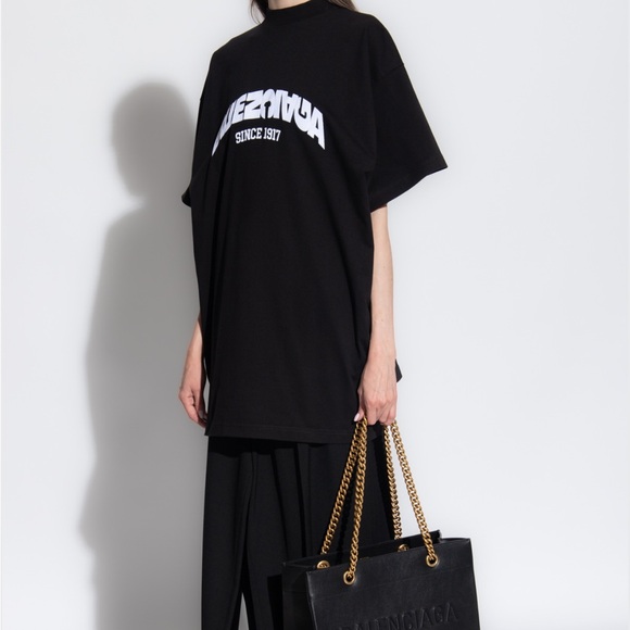 BALENCIAGA
OVERSIZE T-SHIRT - Picture 2 of 5